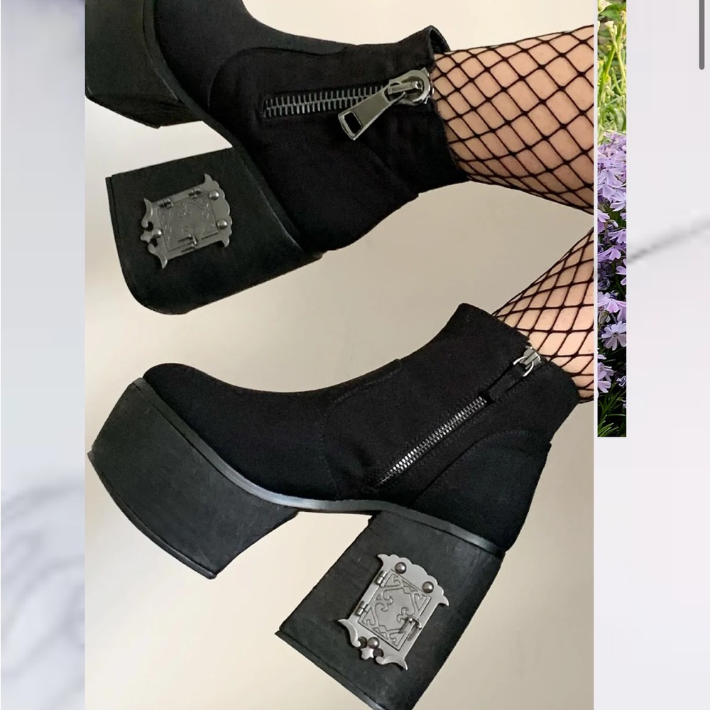 Esqape black heels with hidden secret door on heel